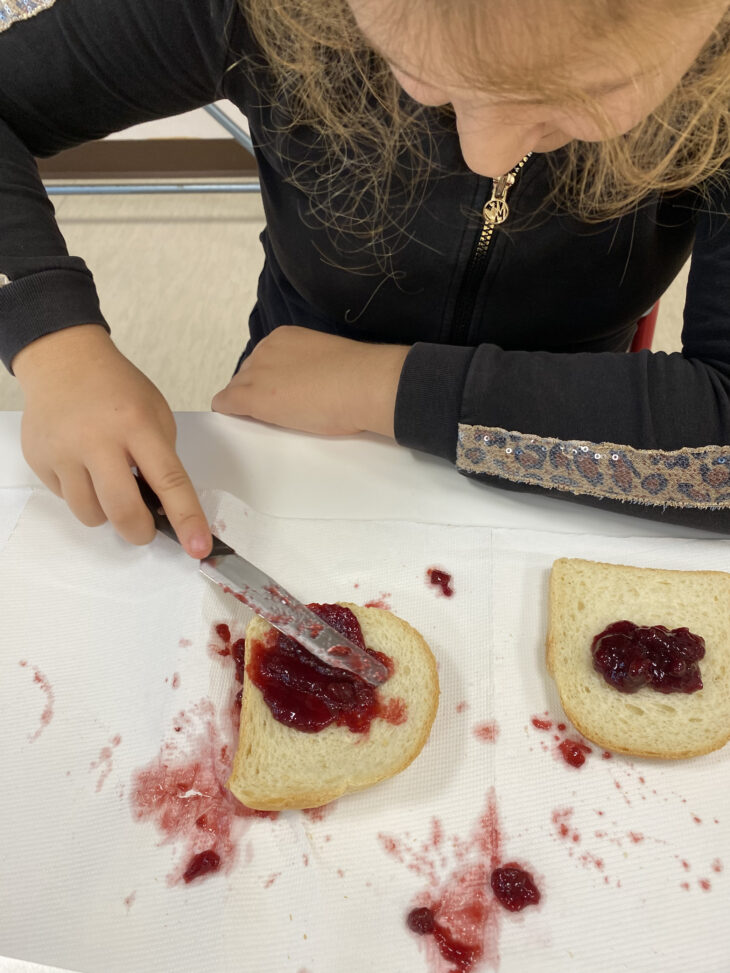 Alice prepara la merenda per i suoi compagni.